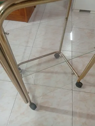 Mesa auxiliar cristal y metal dorado