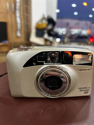 Cámara de película Yashica Zoomate 80 de 35 mm