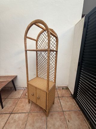 Estantería de mimbre con puertas