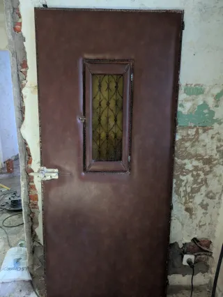 Puerta exterior antigua artesanal
