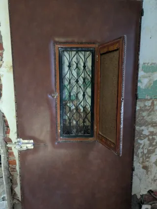 Puerta exterior antigua artesanal