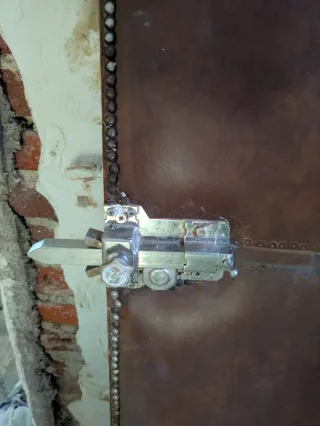 Puerta exterior antigua artesanal