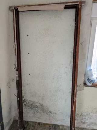 Puerta exterior antigua artesanal