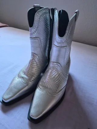 Botas plateadas efecto piel de serpiente