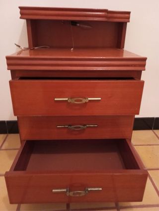 Cómoda, Mesitas y Espejo