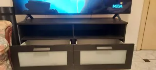 Mueble TV negro con puertas de cristal