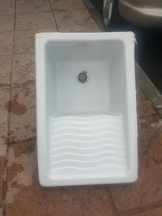 Lavadero blanco de cerámica