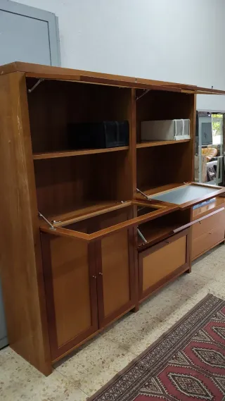 Mueble de salón madera y cristal