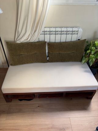 Sofá Palet con Colchón Beige