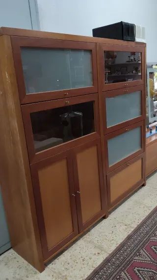 Vitrina de madera y cristal para salón