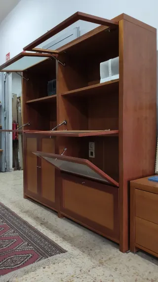 Vitrina de madera y cristal para salón