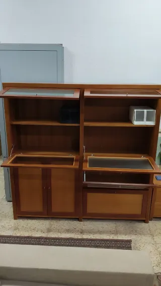 Vitrina de madera y cristal para salón