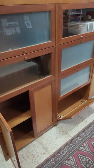 Vitrina de madera y cristal para salón