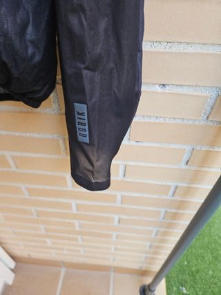 Chaqueta Impermeable Gobik Negra