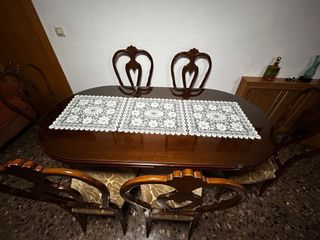 Conjunto mesa y sillas clásico