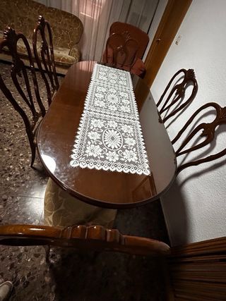 Conjunto mesa y sillas clásico