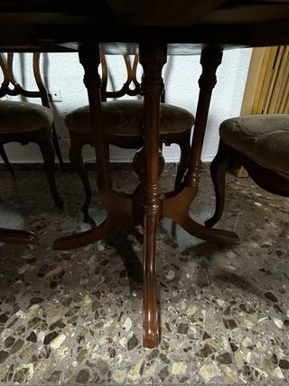 Conjunto mesa y sillas clásico