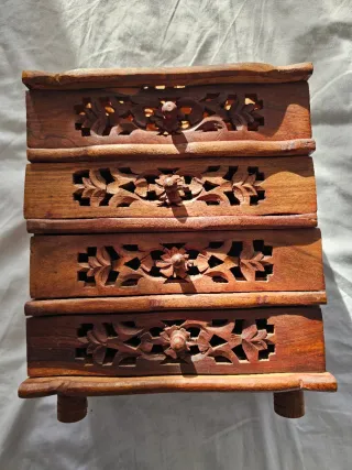 Joyero cajonera de madera tallada