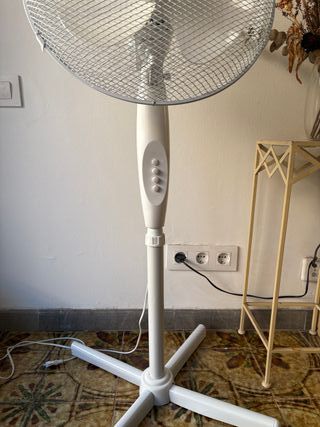 Ventilador de pie blanco