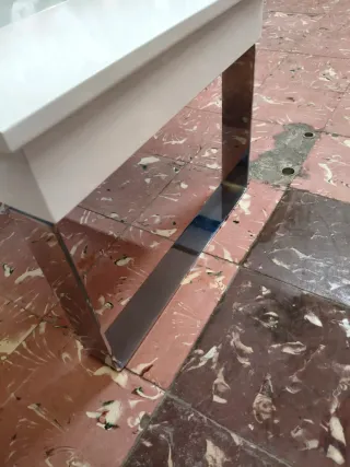 Mesa auxiliar moderna blanca