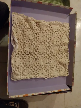 Funda cojín ganchillo beige y blanco