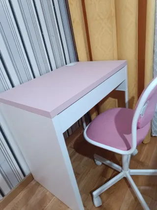 Escritorio y estantería ikea