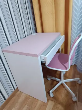 Escritorio y estantería ikea