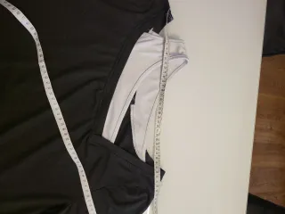 Maglia donna con scollo asimmetrico