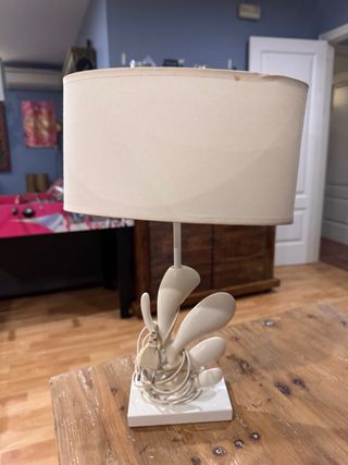 Lámpara de mesa blanca diseño hoja