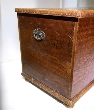 Baúl de madera con detalles metálicos