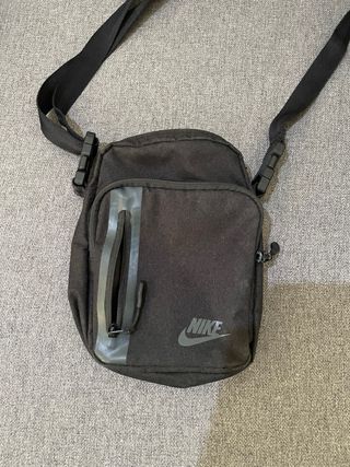 Riñonera Nike Tech Negra