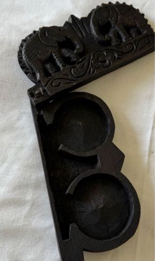 Balanza antigua tallada a mano