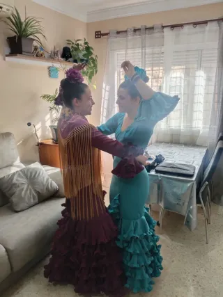 Traje de flamenca morado con volantes