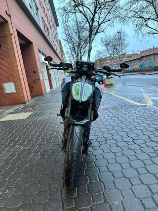 KTM Duke 390 Negra y Naranja