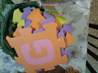 Piezas puzzle suelo espuma colores