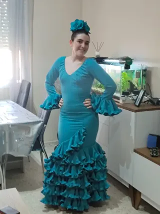 Traje de flamenca azul con volantes