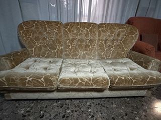 Sofá clásico beige y marrón