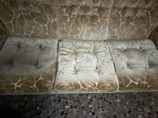 Sofá clásico beige y marrón