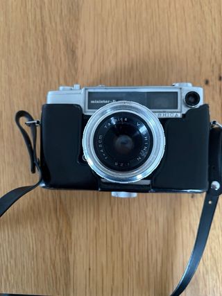 Cámara Yashica minister-D con funda