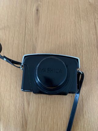 Cámara Yashica minister-D con funda