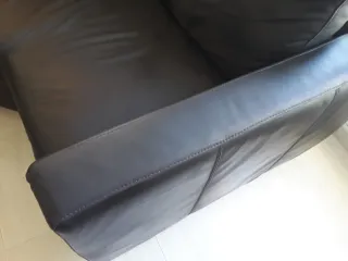 Sofá de cuero negro