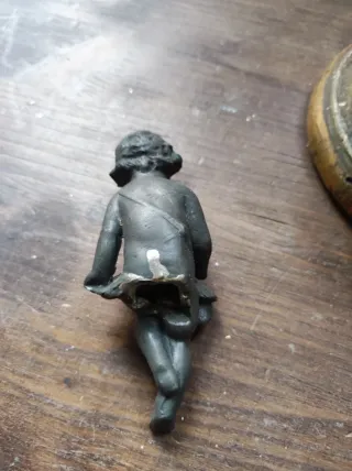 Figura de metal niño