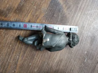 Figura de metal niño