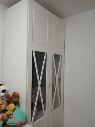 Armario de niña blanco con puertas de cristal