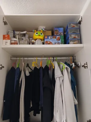 Armario de niña blanco con puertas de cristal