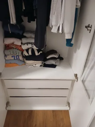 Armario de niña blanco con puertas de cristal