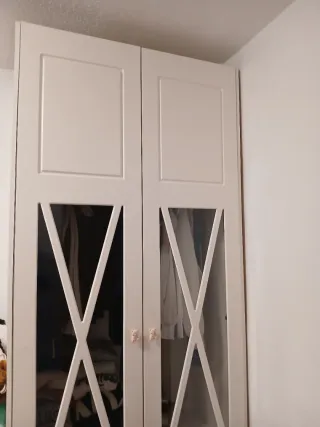 Armario de niña blanco con puertas de cristal