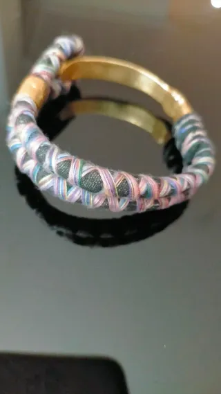 Pulsera tela y metal dorado multicolor