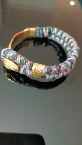 Pulsera tela y metal dorado multicolor