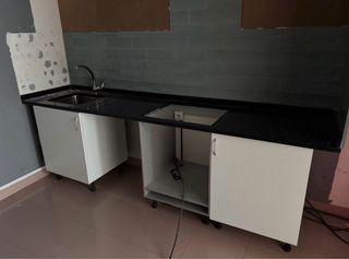 Encimera de granito con fregadero y grifo